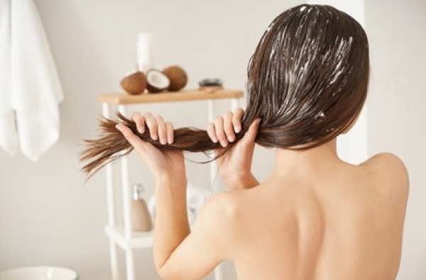 What does coconut oil do for hair